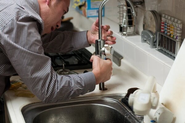 Devriez-vous engager un plombier pour réparer votre robinet qui fuit ?