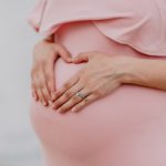 une femme enceinte tient son ventre avant un test de paternité