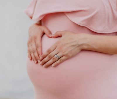 une femme enceinte tient son ventre avant un test de paternité