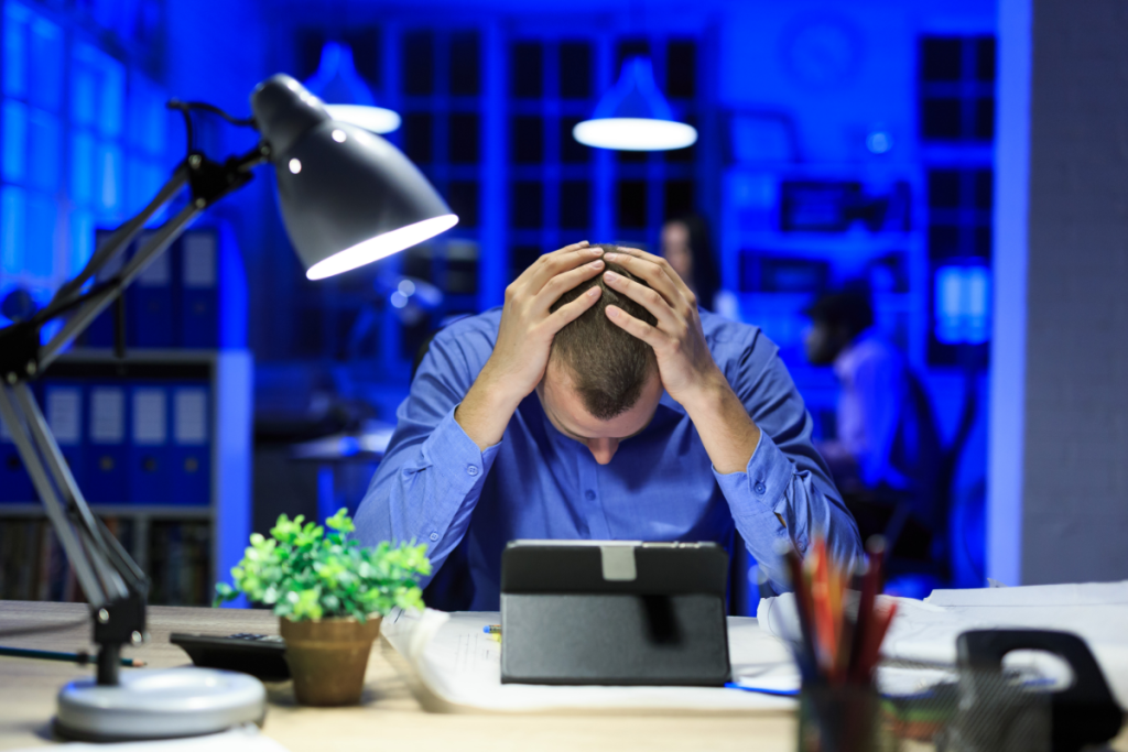 Étudiant dans son bureau