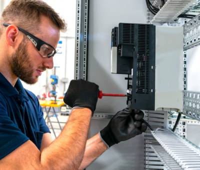 électricien travaillant sur un réseau électrique