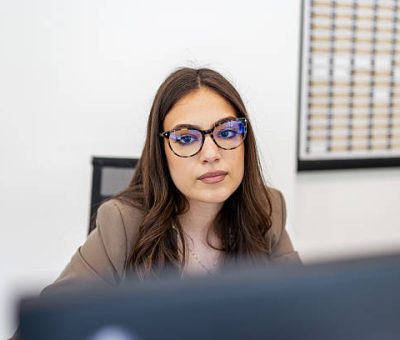 La multiplication des supports publicitaires traditionnels entraîne souvent une perte d’efficacité et une dilution du message marketing. Cependant, une stratégie d’influence Lyon