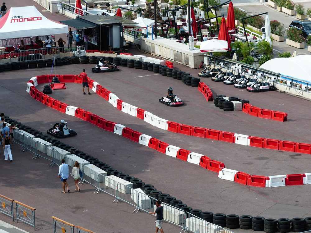 Vue aérienne d'un circuit de karting avec barrières rouges et blanches