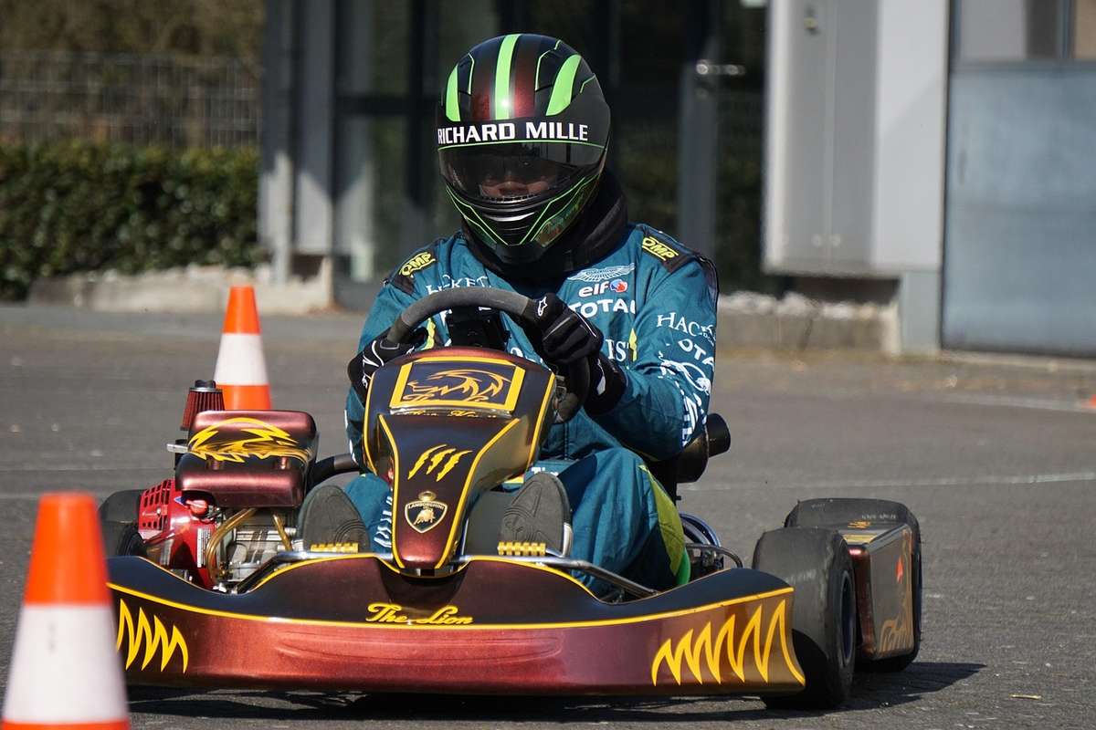 pilote en karting portant casque Richard Mille sur circuit