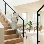 Monte-escalier installé le long d'un escalier de maison, rampe moderne, intérieur clair