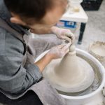 Artisan en train de façonner un vase à la roue à aubes