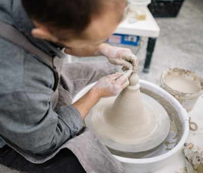 Artisan en train de façonner un vase à la roue à aubes