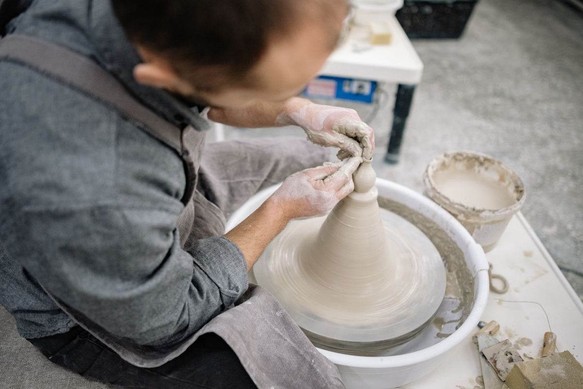 Artisan en train de façonner un vase à la roue à aubes