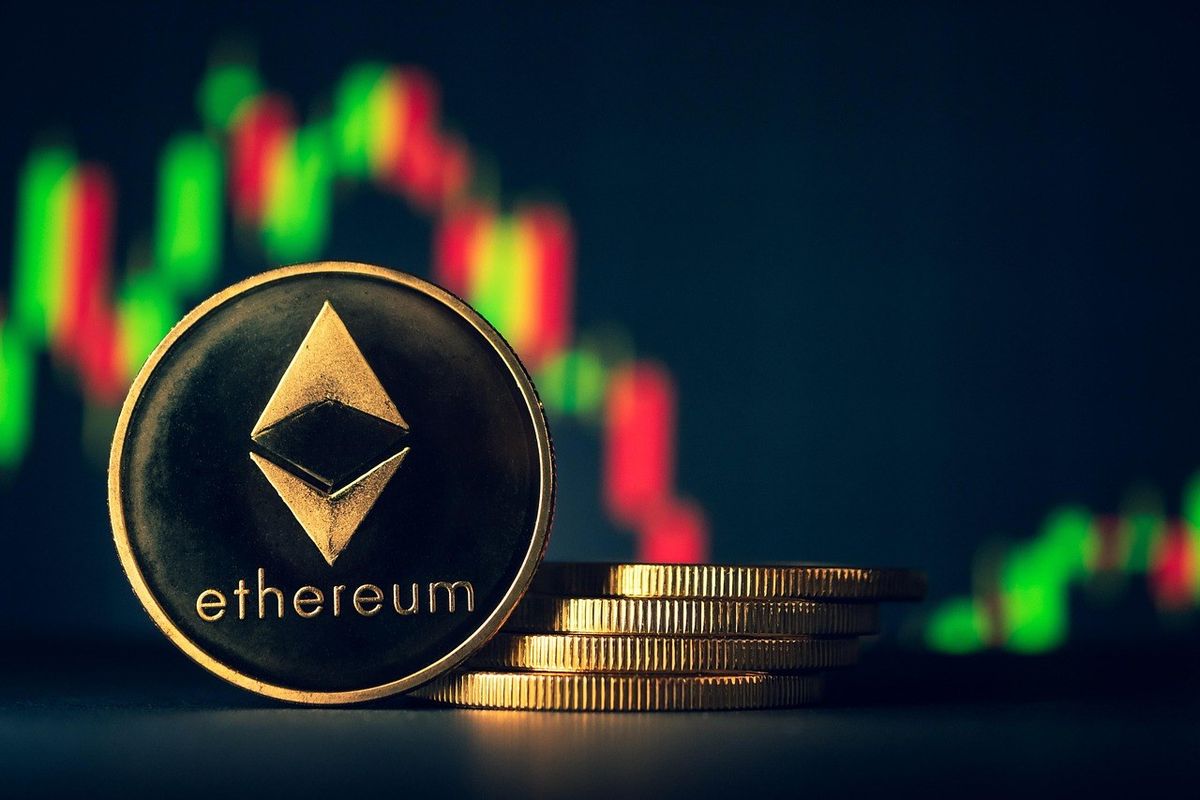 Monnaie Ethereum et pièces d'or sur une table avec graphique boursier flou Monnaie Ethereum et pièces d'or sur une table avec graphique boursier flou